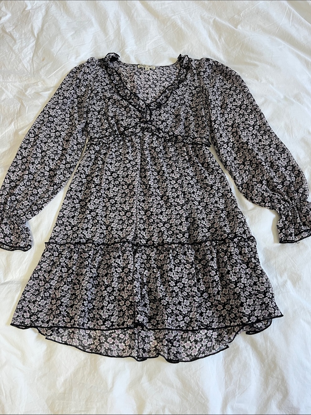 Charmed hearts lavender purple ditsy floral print flowy sleeeve vneck mini dress